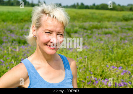 Porträt einer Frau inmitten der Sommerwiesen auf dem Lande Stockfoto