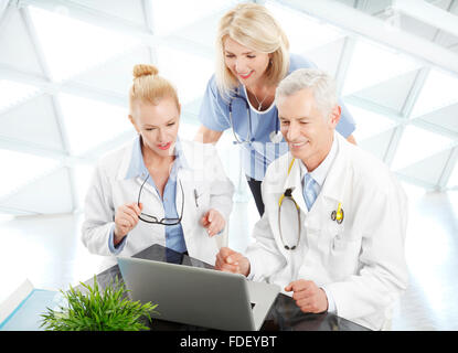 Porträt des medizinischen Teams sitzen am Schreibtisch vor dem Computer und Beratung. Praxisgemeinschaft. Stockfoto