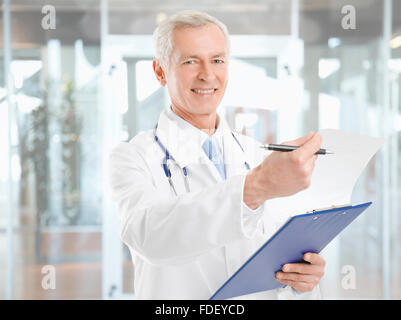 Porträt von glücklich Reife Arzt Klinik stehen. Stockfoto