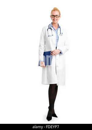 In voller Länge Portrait von mittleren Alters Ärztin vor weißem Hintergrund stehen. Stockfoto