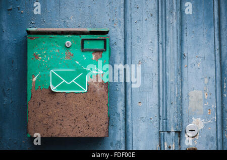 Alten Postfach auf einer Gebäudewand, Nahaufnahme Stockfoto