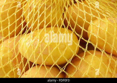 Detail der Babykartoffeln in netting-sack Stockfoto