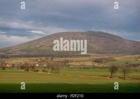 Mount Sleza, dramatischer Himmel und umliegenden Felder in den frühen Frühling Niederschlesien Stockfoto