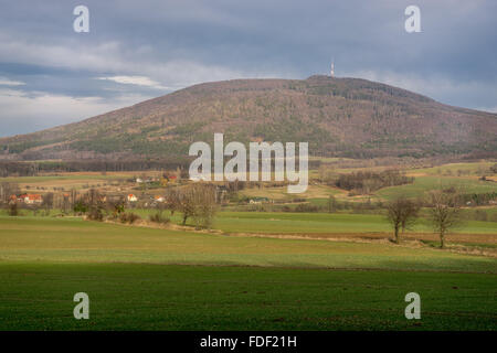 Mount Sleza, dramatischer Himmel und umliegenden Felder in den frühen Frühling Niederschlesien Stockfoto