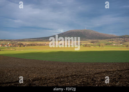 Mount Sleza, dramatischer Himmel und umliegenden Felder in den frühen Frühling Niederschlesien Stockfoto