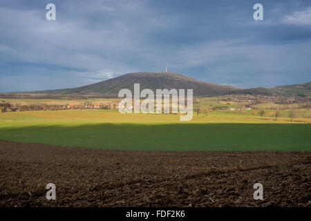 Mount Sleza, dramatischer Himmel und umliegenden Felder in den frühen Frühling Niederschlesien Stockfoto