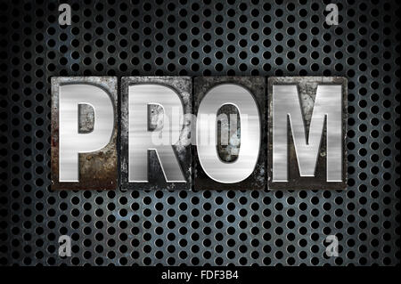 Das Wort "Prom" in Vintage Metall Buchdruck Typ auf einem schwarzen Gitter industriellen Hintergrund geschrieben. Stockfoto