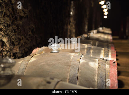 Fässer Wein in einem alten Weinkeller Stockfoto