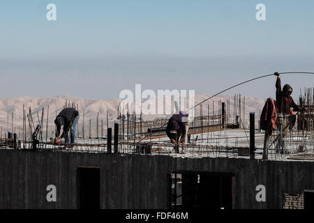 Maale Adumim, Israel. 31. Januar 2016. Bau Arbeiter Arbeit auf Wohngebäude, die zur Gründung der Nofei Adumim Nachbarschaft, eine Erweiterung zu Maale Adumim im Westjordanland, östlich von Jerusalem, mit Blick auf den Hügeln von Judäa und das Jordantal. US-Botschafter Dan Shapiro sagte "diese Regierung und früheren israelischen Regierungen immer wieder Unterstützung für eine Verhandlungslösung, die gegenseitige Anerkennung und Trennung verbunden wäre zum Ausdruck gebracht haben. Noch wird Trennung immer schwieriger, wenn Israel weiterhin Siedlungen zu erweitern". Bildnachweis: Nir Alon/Alamy Live-Nachrichten Stockfoto