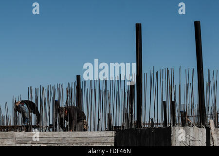 Maale Adumim, Israel. 31. Januar 2016. Bau Arbeiter Arbeit auf Wohngebäude, die zur Gründung der Nofei Adumim Nachbarschaft, eine Erweiterung zu Maale Adumim im Westjordanland, östlich von Jerusalem, mit Blick auf den Hügeln von Judäa und das Jordantal. US-Botschafter Dan Shapiro sagte "diese Regierung und früheren israelischen Regierungen immer wieder Unterstützung für eine Verhandlungslösung, die gegenseitige Anerkennung und Trennung verbunden wäre zum Ausdruck gebracht haben. Noch wird Trennung immer schwieriger, wenn Israel weiterhin Siedlungen zu erweitern". Bildnachweis: Nir Alon/Alamy Live-Nachrichten Stockfoto