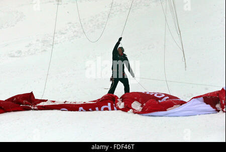 Garmisch Partenkirchen, Deutschland. 31. Januar 2016. Ein Helfer zerlegt die Ziellinie Bogen bei den Herren Riesenslalom Rennen bei der FIS Alpinen Ski WM in Garmisch Partenkirchen, Deutschland, 31. Januar 2016. Der Riesenslalom-Rennen wurde aufgrund der Wetterbedingungen abgesagt. Foto: KARL-JOSEF HILDENBRAND/Dpa/Alamy Live News Stockfoto