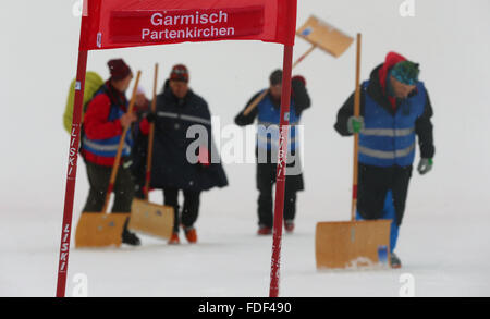 Garmisch Partenkirchen, Deutschland. 31. Januar 2016. Helfer mit Schaufeln Fuß quer zum Hang bei den Herren Riesenslalom Rennen bei der FIS Alpinen Ski WM in Garmisch Partenkirchen, Deutschland, 31. Januar 2016. Der Riesenslalom-Rennen wurde aufgrund der Wetterbedingungen abgesagt. Foto: KARL-JOSEF HILDENBRAND/Dpa/Alamy Live News Stockfoto