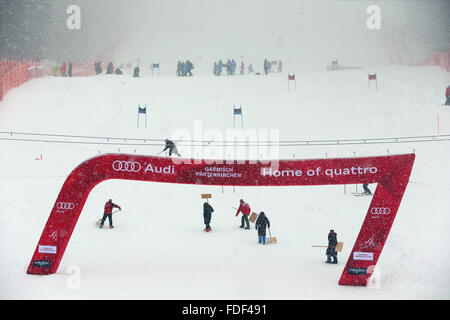 Garmisch Partenkirchen, Deutschland. 31. Januar 2016. Helfer benutze Schaufeln Schnee vom Bereich Ziellinie bei der FIS Alpine Ski WM in Garmisch Partenkirchen, Deutschland, 31. Januar 2016 zu entfernen. Der Riesenslalom-Rennen wurde aufgrund der Wetterbedingungen abgesagt. Foto: KARL-JOSEF HILDENBRAND/Dpa/Alamy Live News Stockfoto