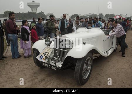 Kolkata, Indian state West Bengal. 31. Januar 2016. Ein Mann schiebt eine britische Jaguar SS während der Staatsmann Vintage Car Rally in Kalkutta, Hauptstadt des östlichen indischen Bundesstaat Westbengalen, 31. Januar 2016. Mehr als 190 Oldtimer und Zweirädern teilgenommen an diesem Vintage- und classic-Rallye am Sonntag. Bildnachweis: Xinhua Foto/Tumpa Mondal/Xinhua/Alamy Live-Nachrichten Stockfoto