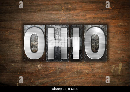 Das Wort "Ohio" in Vintage Metall Buchdruck Typ auf einem alten hölzernen Hintergrund geschrieben. Stockfoto