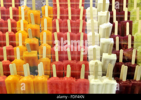 Eis am Stiel. La Boqueria-Markt. Barcelona, Katalonien, Spanien Stockfoto