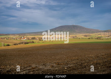 Mount Sleza, dramatischer Himmel und umliegenden Felder in den frühen Frühling Niederschlesien Stockfoto