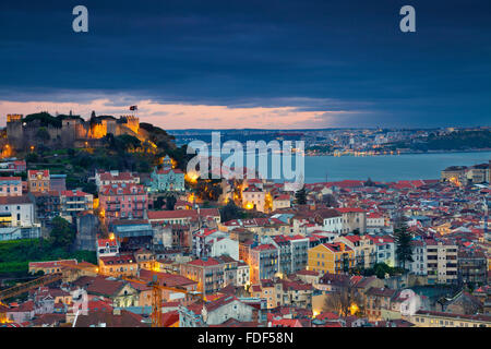 Lissabon. Bild von Lissabon während der blauen Dämmerstunde. Stockfoto