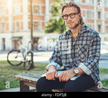 Nachdenklich Unternehmer, Porträt der weiße Mann mit Laptop draußen sitzen Stockfoto