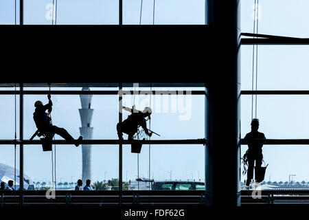 Fenster Reiniger, Hamad Flughafen Doha, Katar Stockfoto