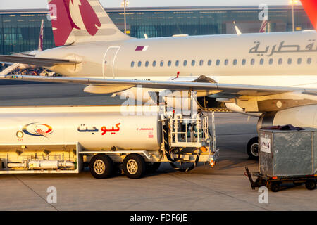 Ein Qatar Airways Flugzeuge betankt, internationalen Flughafen Hamad, Doha, Katar Stockfoto