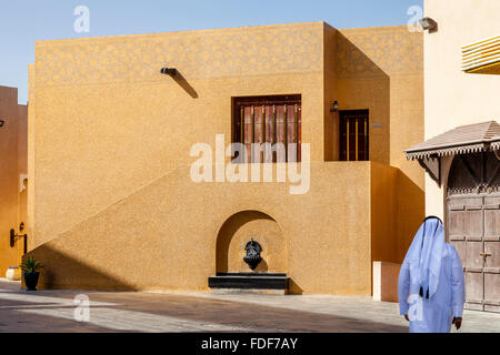 Mann In traditioneller Kleidung bei Katara Kulturdorf, Doha, Katar Stockfoto