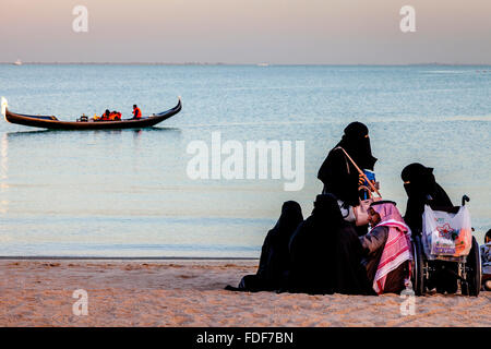 Einheimische am Strand von Katara Kulturdorf, Doha, Katar Stockfoto