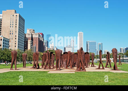 Chicago, Illinois, Vereinigte Staaten von Amerika: Skyline und Agora Skulpturen von Magdalena Abakanowicz im Grant Park Stockfoto