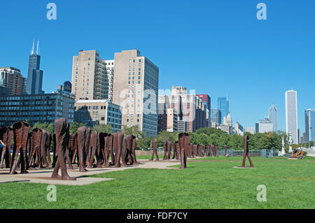 Chicago, Illinois, Vereinigte Staaten von Amerika: Skyline und Agora Skulpturen von Magdalena Abakanowicz im Grant Park Stockfoto