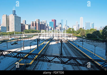 Chicago, Illinois, Vereinigte Staaten von Amerika: Skyline aus Eisenbahnschienen gesehen Stockfoto