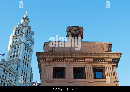 Chicago, Illinois, Vereinigte Staaten von Amerika: Stadt Inschrift auf der Michigan Avenue Bridge und Wrigley Building Stockfoto