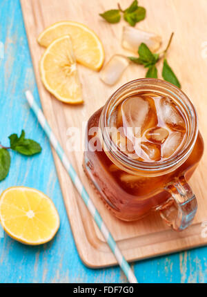 Eistee mit Minze und Zitrone im Einmachglas Stockfoto