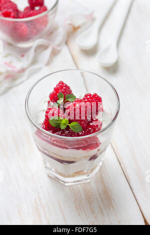 Käsekuchen mit Himbeeren, Minze im Glas Stockfoto