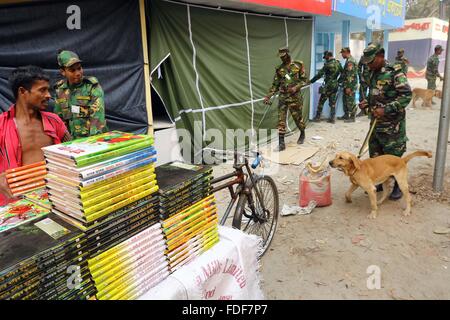 Dhaka, Bangladesch. 31. Januar, 2016. Sicherheit Beamte einschließlich Armee und die Mitglieder der Elite Force Rapid Action Battalion (RAB) den Boden vor einem Buch mit Metalldetektoren und ausgebildete Hunde an der Bangla Akademie Buchmesse Räumlichkeiten in Dhaka, Bangladesch vom 31. Januar 2016. Sicherheit wurde für die jährliche Veranstaltung, die am 01. Februar wird mit Hunderten von Buch Stände beginnen. Bangladesch US-Schriftsteller-blogger Avijit Roy war auf dem Weg zurück von der Buchmesse im Jahr 2015 getötet. Stockfoto