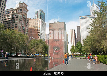 Chicago, Illinois, Vereinigte Staaten von Amerika: Skyline und Crown Fountain des katalanischen Künstlers Jaume Plensa im Millennium Park Stockfoto