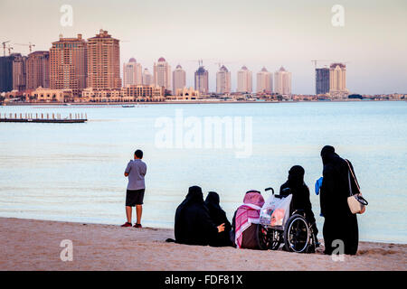 Einheimische am Strand von Katara Kulturdorf, Doha, Katar Stockfoto