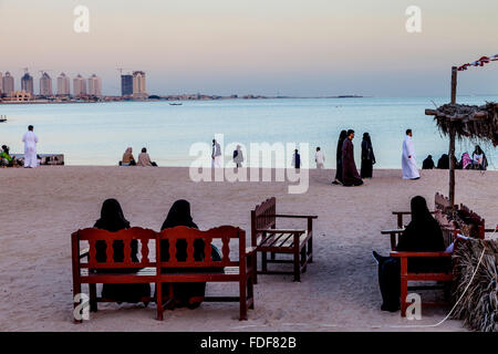 Einheimische am Strand von Katara Kulturdorf, Doha, Katar Stockfoto