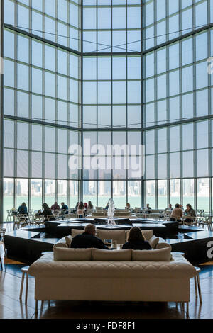Das Cafe/Restaurant im Museum für islamische Kunst mit Blick auf die Skyline von Doha, Doha, Katar Stockfoto