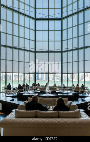 Das Cafe/Restaurant im Museum für islamische Kunst mit Blick auf die Skyline von Doha, Doha, Katar Stockfoto