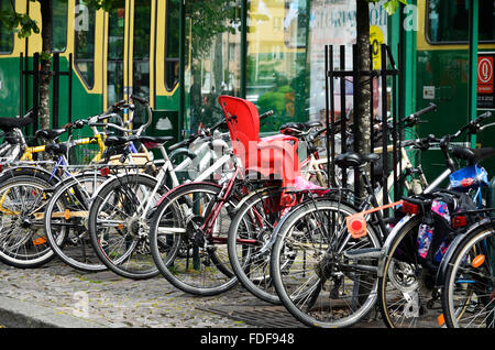 Fahrräder parken auf dem Bürgersteig, nahe dem Bahnhof. Helsinki. Finnland Stockfoto