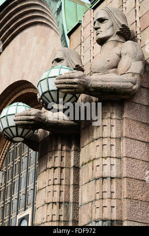 Statuen am Bahnhof. Helsinki Hauptbahnhof ist ein weithin anerkanntes Wahrzeichen von Kluuvi, Teil des Zentrum von Helsinki Stockfoto