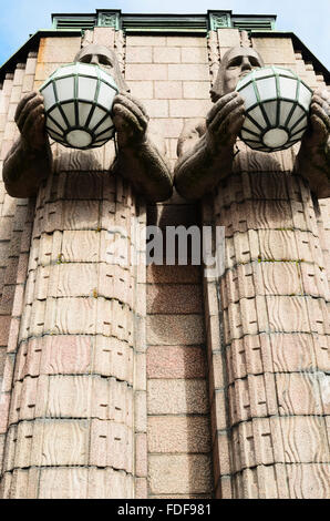 Statuen am Bahnhof. Helsinki Hauptbahnhof ist ein weithin anerkanntes Wahrzeichen von Kluuvi, Teil des Zentrum von Helsinki Stockfoto