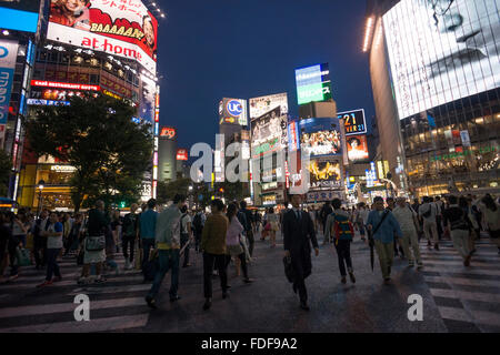 Tokio - 28. August 2014.  Menschen überqueren der berühmten Kreuzung Shibuya Station. Im August 2014 in Tokio, Japan. Stockfoto