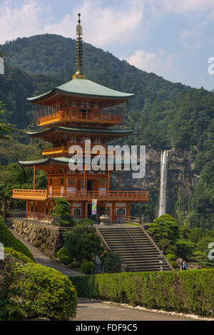 NACHI - 26. August 2014.  Besucher die dreistöckige Pagode von Seigantoji neben Nachi keine Taki, der höchste Wasserfall in Japan Stockfoto