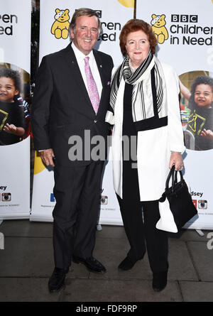 Datei-PICS: Southbank, London. 3. Mai 2013. Terry Wogan und Raymond Blanc gefilmt für die BBC an der Real Food Festival, Southbank, London - 3. Mai 2013.  Foto von Keith Mayhew Credit: KEITH MAYHEW/Alamy Live-Nachrichten Stockfoto