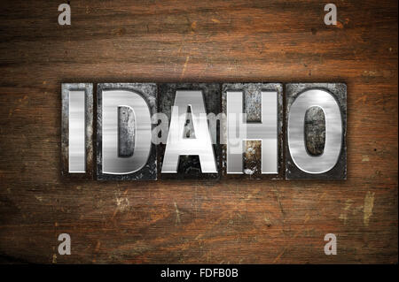 Das Wort "Idaho" in Vintage Metall Buchdruck Typ auf einem alten hölzernen Hintergrund geschrieben. Stockfoto