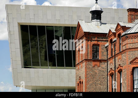 Das Museum of Liverpool, im Jahr 2011 eröffnet und von Buro Happold und 3XN, mit Albert Dock Altbauten vor. Stockfoto