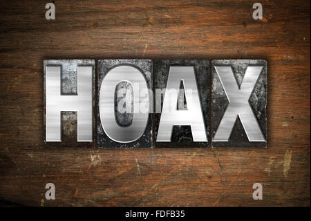 Das Wort "Hoax" in Vintage Metall Buchdruck Typ auf einem alten hölzernen Hintergrund geschrieben. Stockfoto