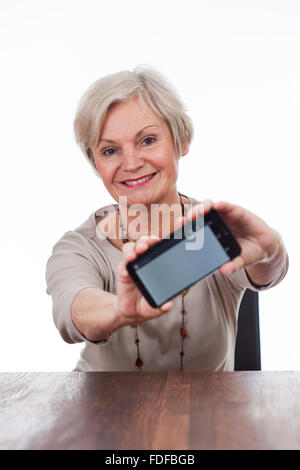 gesund glücklich lächelnde ältere senior Frau Blutdruck überprüfen Stockfoto