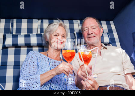 gerne älteres Paar im Garten Lächeln und Lachen in der Sonne genießen Ruhestand Stockfoto